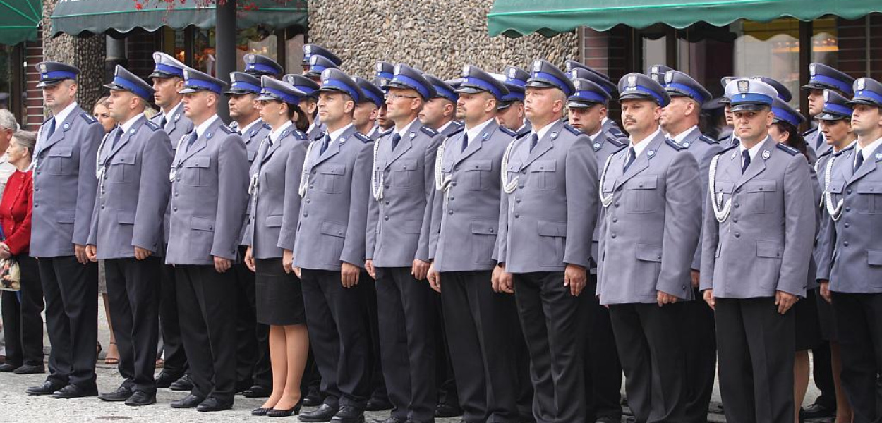 Legniccy policjanci świętowali w deszczu