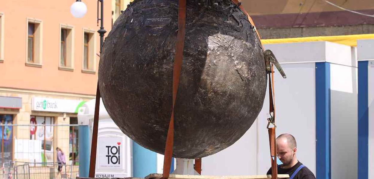 Kula z panoramą Legnicy stoi już w Rynku