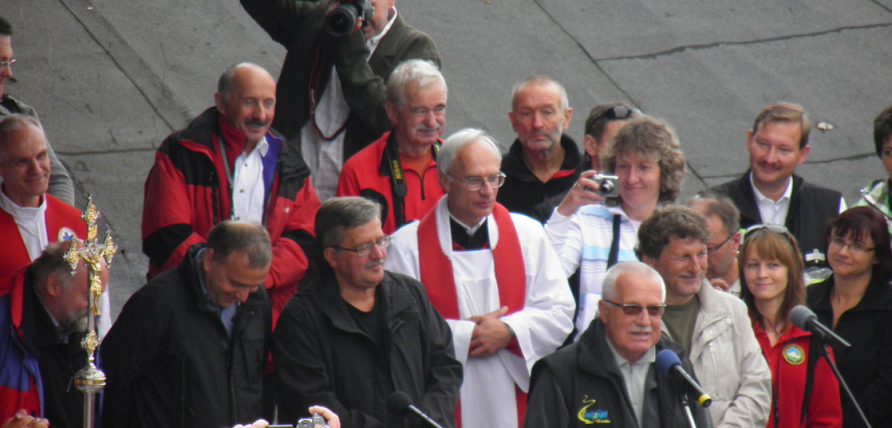 Turystyczno–polityczny szczyt na Śnieżce