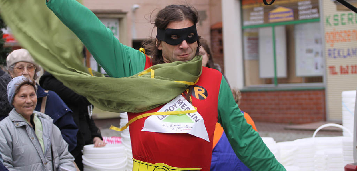 Super L zbudował dom na rynku
