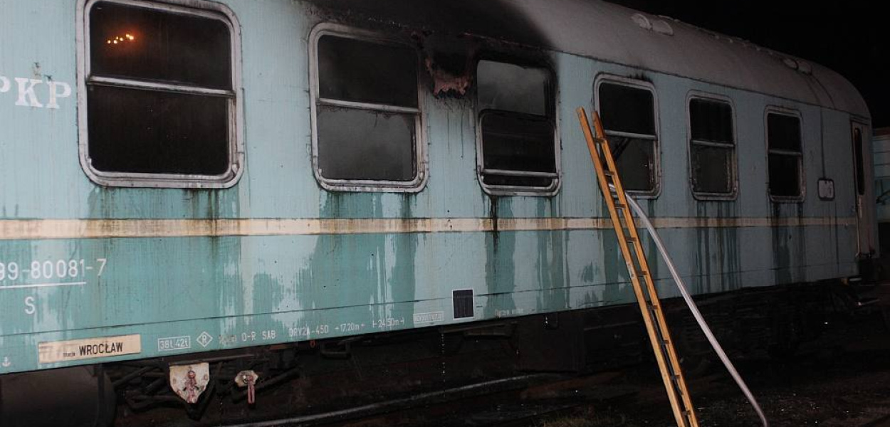 Pożar wagonu sypialnego na bocznicy
