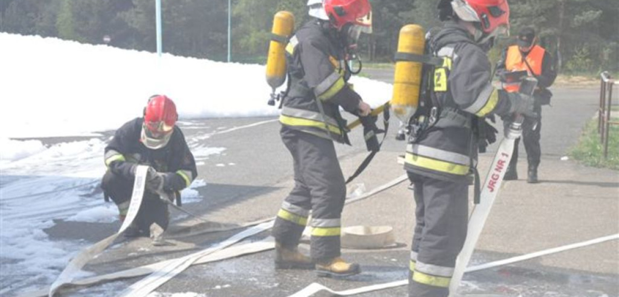 Strażacy ćwiczyli w tajemniczej bazie