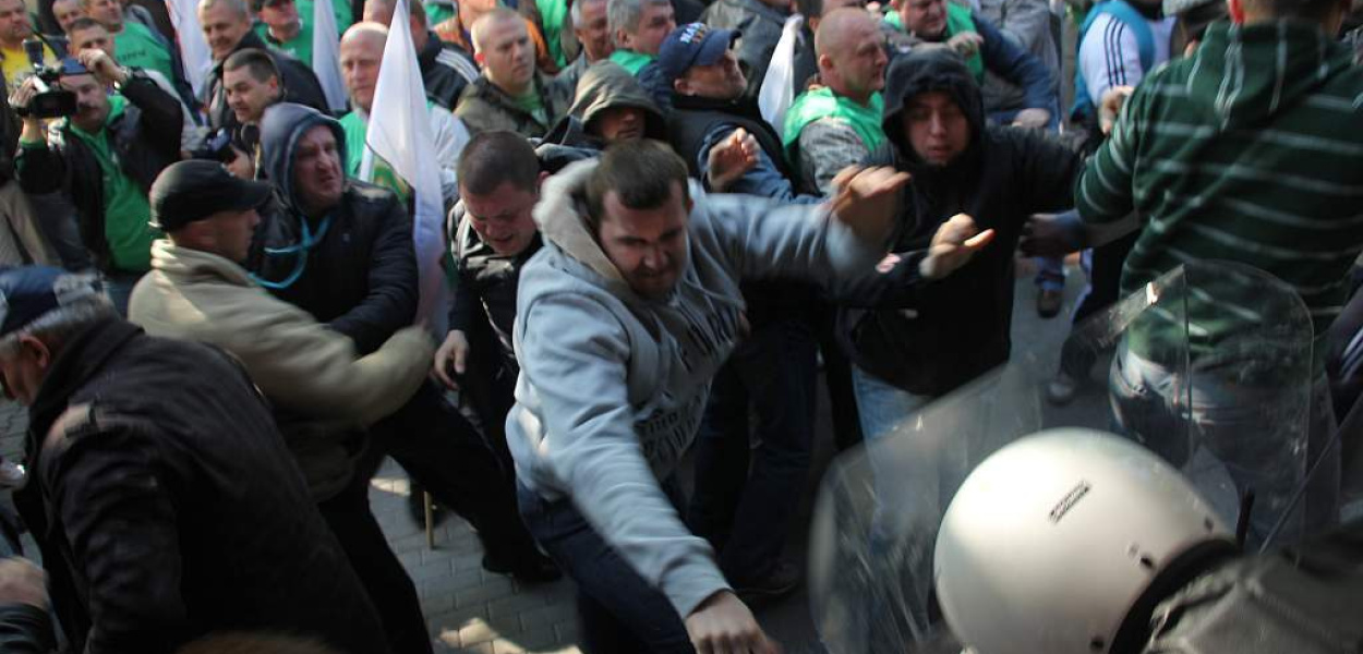 Związkowcy obrzucili prezesa jajkami