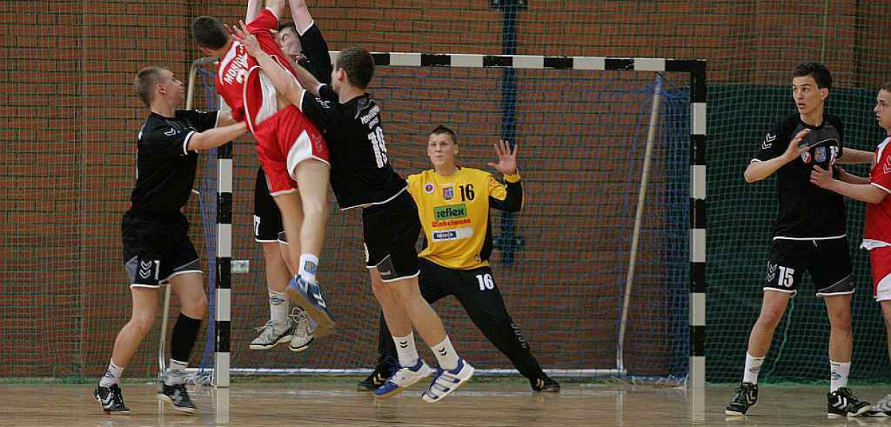 Derby młodych szczypiornistów na remis