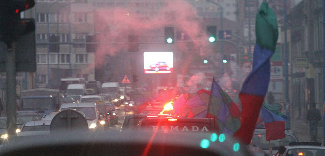 Piłkarze z kibicami zapraszali na derby