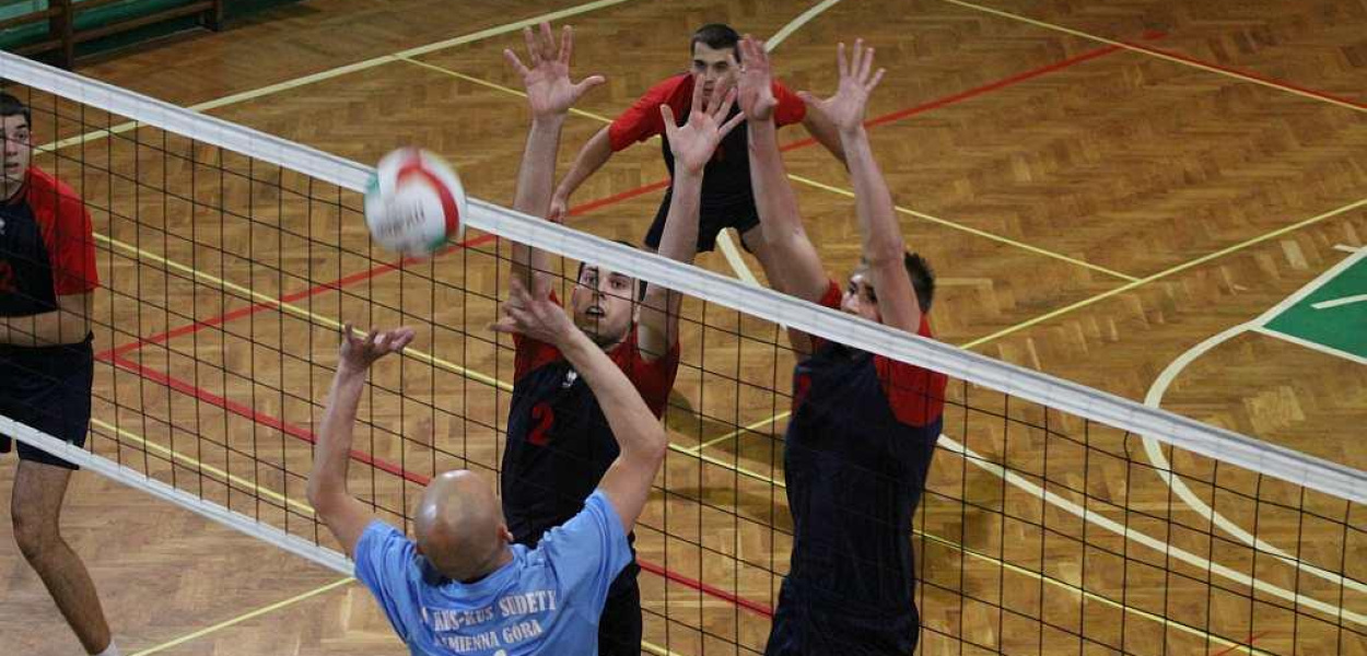 Ikar wygrywa po czterech setach