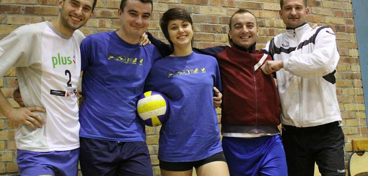 Siatkówka z pysznymi ciastami w tle