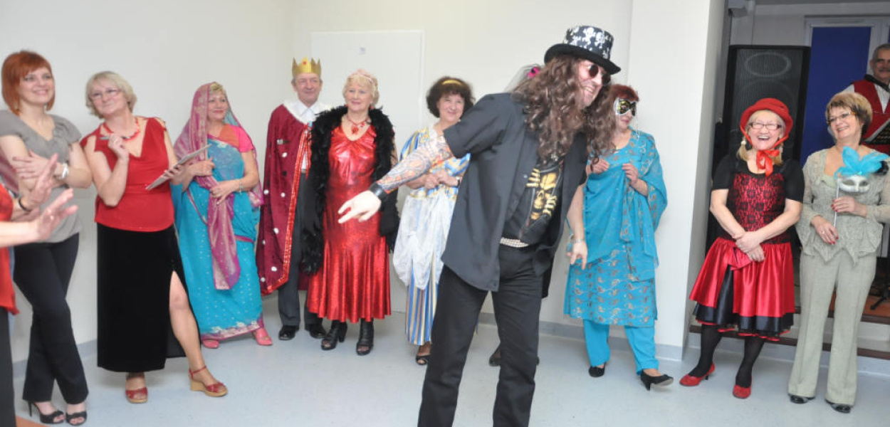 Postacie ze słynnych seriali na balu karnawałowym 