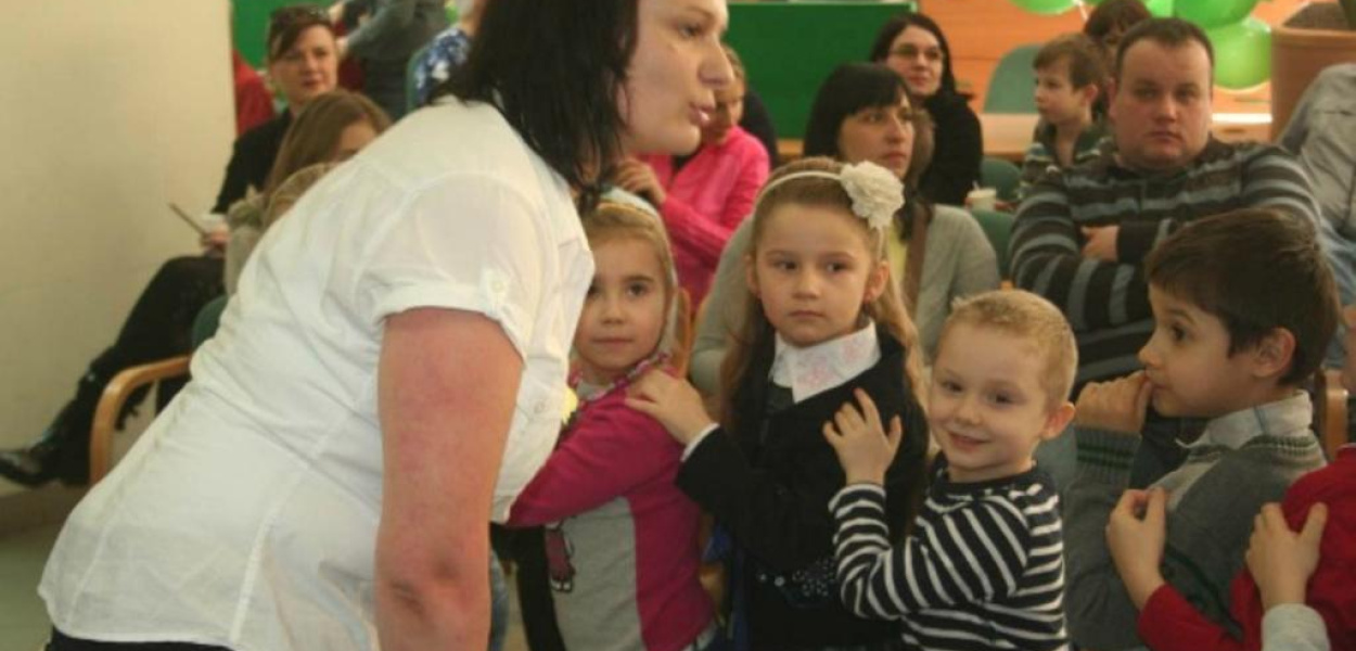 Bank pełen dziecięcych uśmiechów