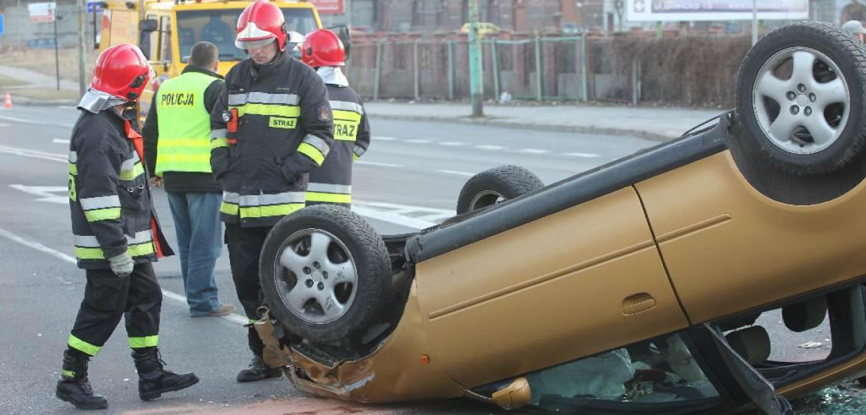 Wypadek na Leszczyńskiej. Auto dachowało
