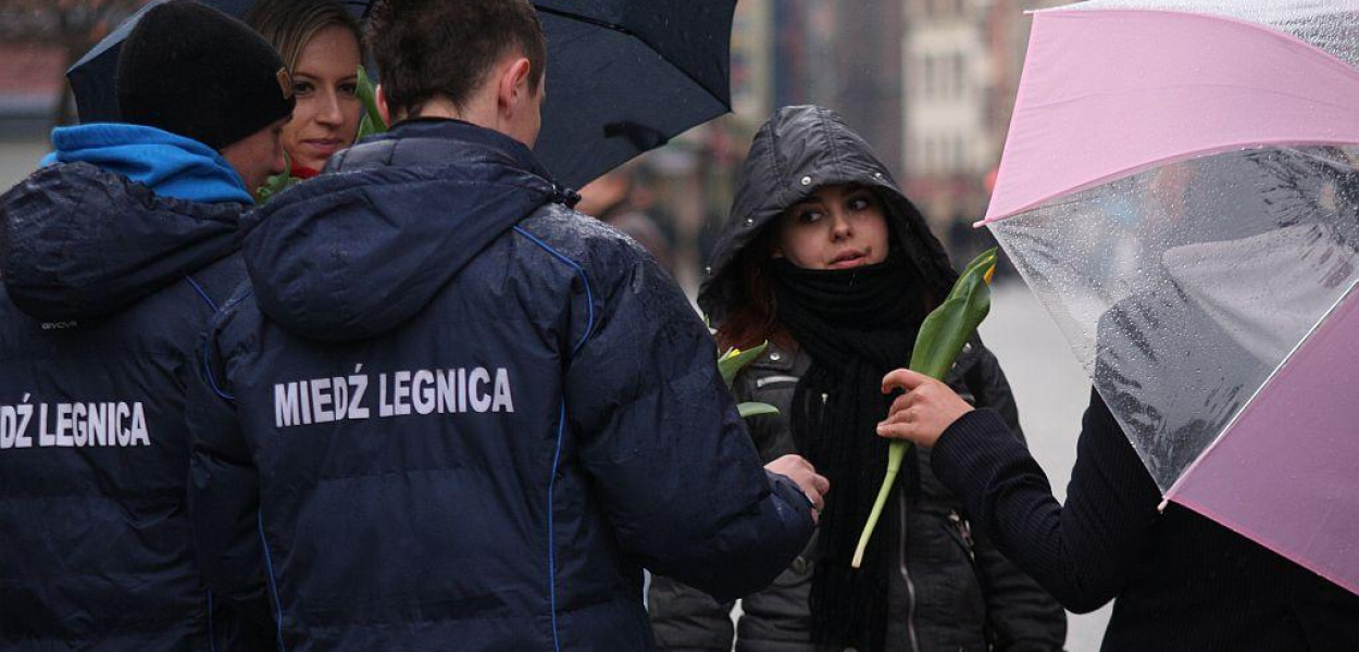 Piłkarze Miedzi rozdawali kwiaty legniczankom