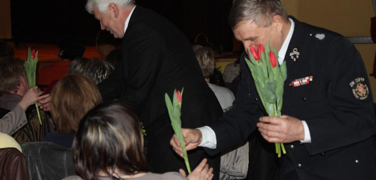 Tulipany i kabaret na Dzień Kobiet