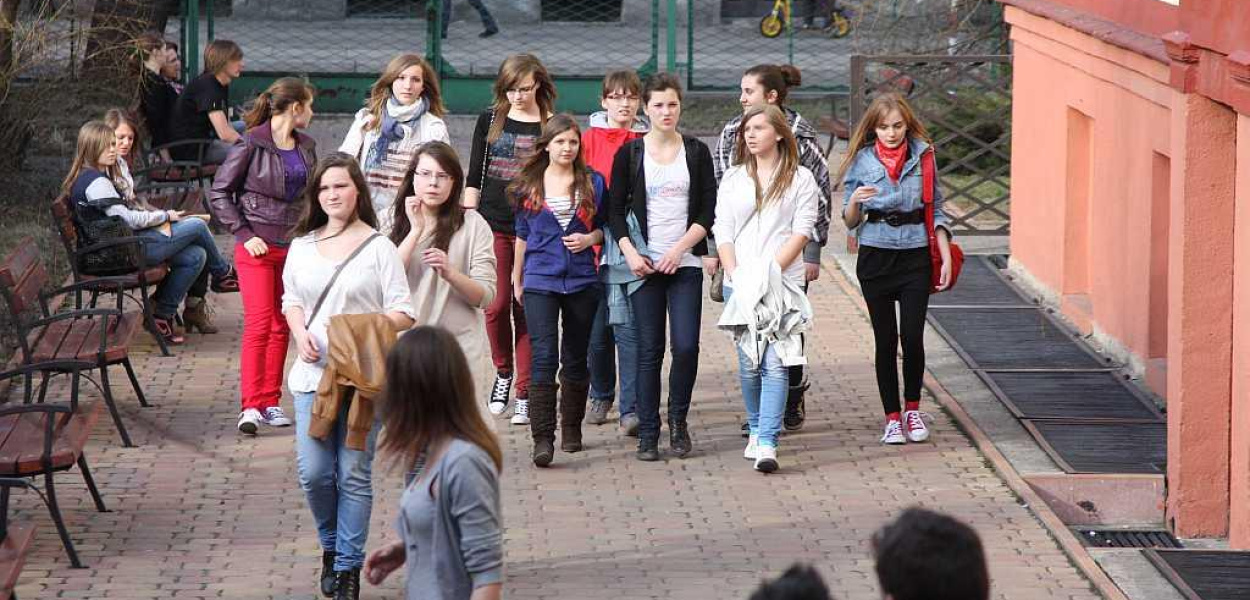 V LO: Tłumy ludzi przyciągają ludzie 