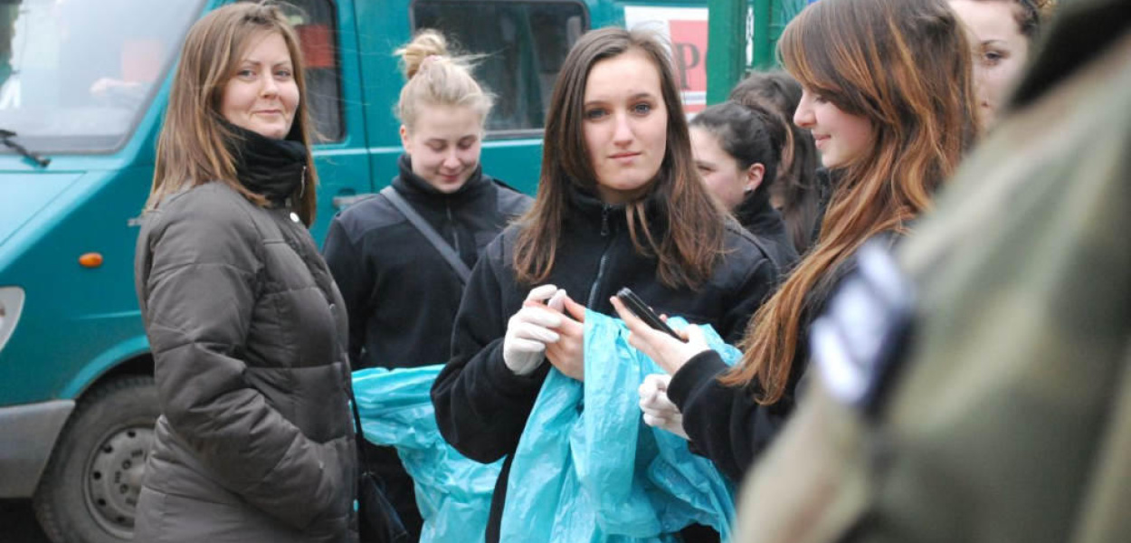 Sprzątali park w pierwszy dzień wiosny 