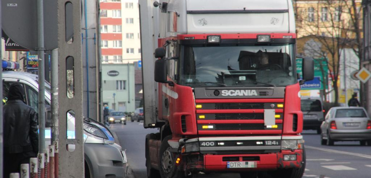 Zderzenie ciężarówki z radiowozem