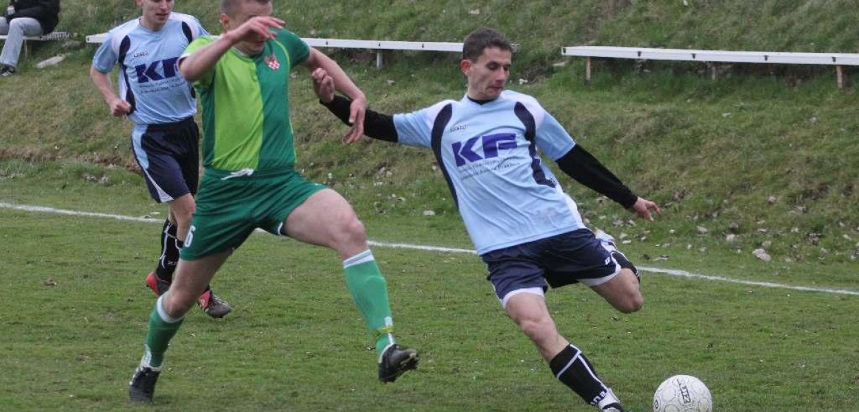 Piłkarskie niższe ligi: Błękitni pokonali Męcinkę