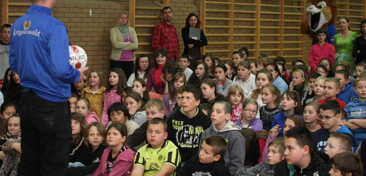 Piłkarze Miedzi odwiedzili szkołę na Zakaczawiu