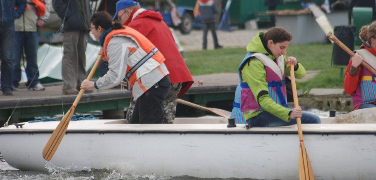 Z wiatrem rozpoczęli sezon żeglarski w Kunicach 