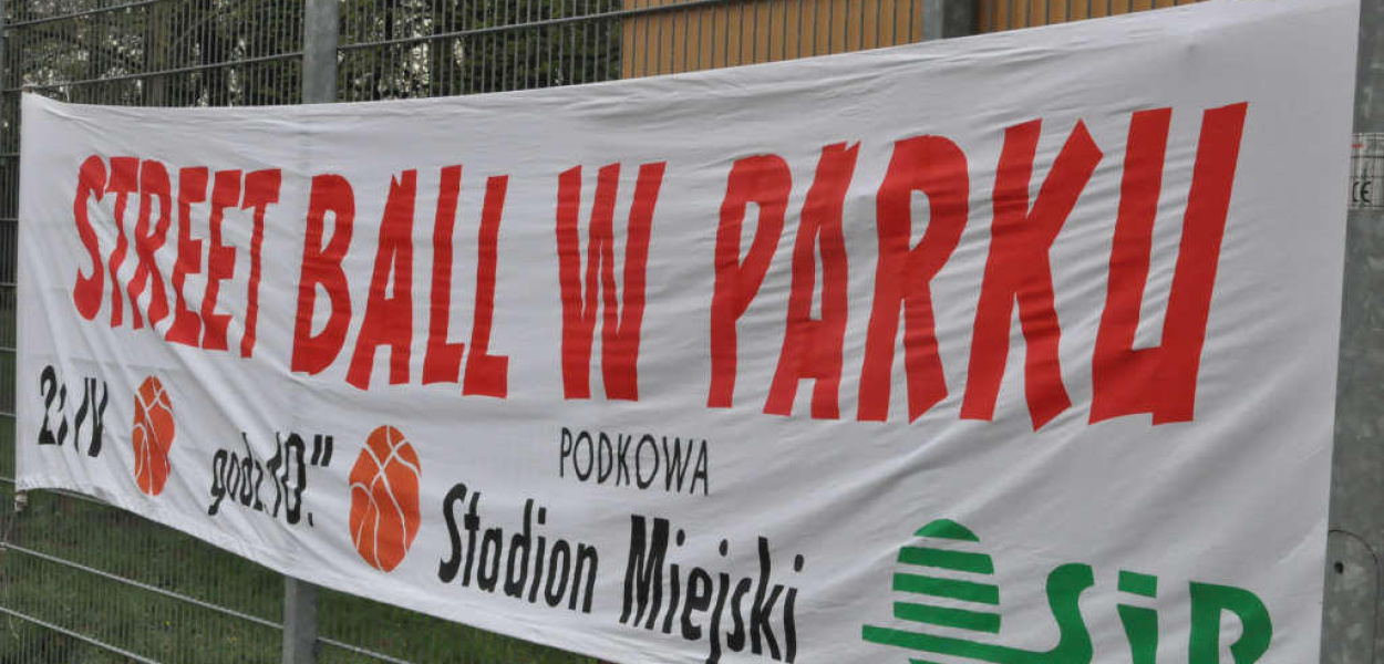 Turniej trójek koszykarskich w legnickim parku