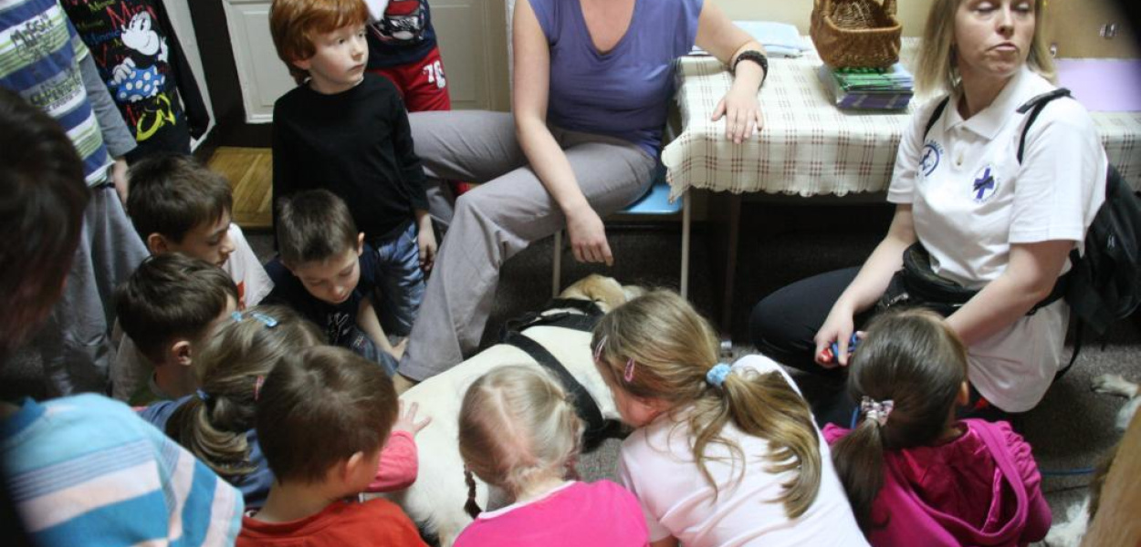 Strażnicy i psi ratownicy odwiedzili przedszkolaków