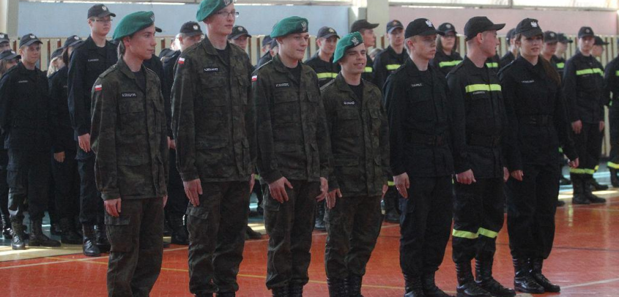 Maturzyści odebrali świadectwa a żołnierze odznakę