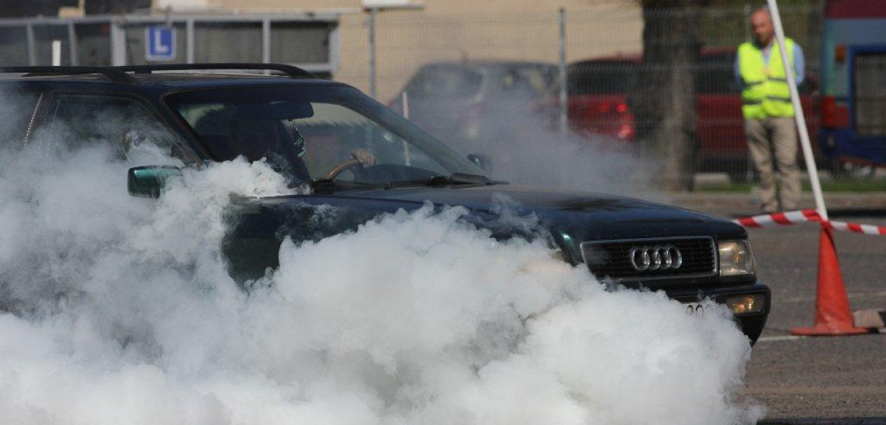 Maturzyści z samochodówki palili gumy na koniec roku