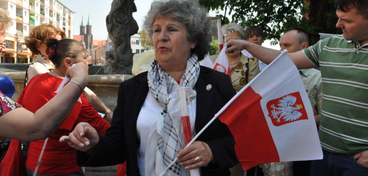 Senator PiS rozdała trzysta narodowych flag 