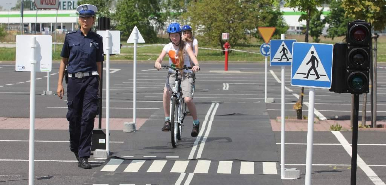 Uczniowie zdają na kartę rowerową pod Auchan