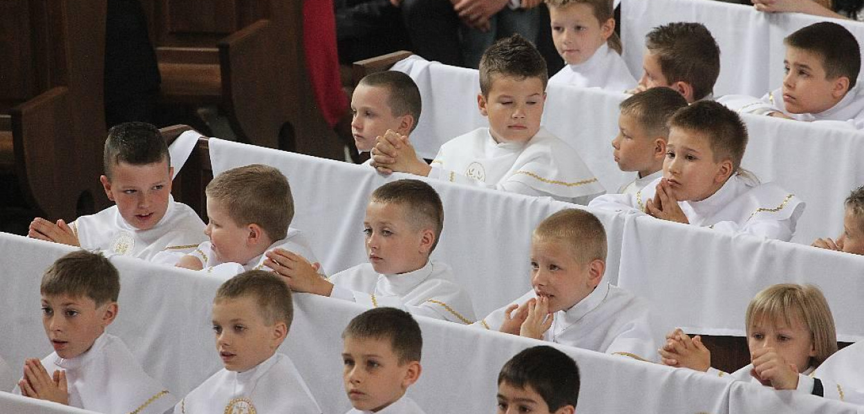 W kościołach rozpoczął się sezon komunijny