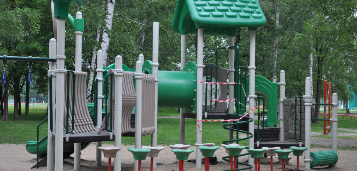 Katastrofalny stan sprzętu na placu zabaw w parku