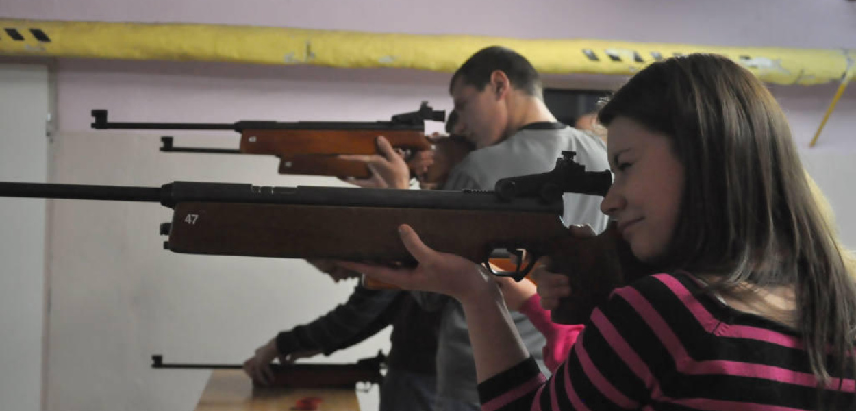 Uczniowie trzynaście razy celują w tarczę 