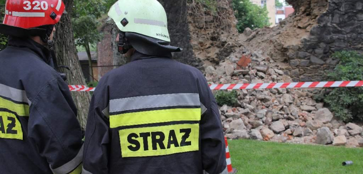W Chojnowie zawalił się zabytkowy mur