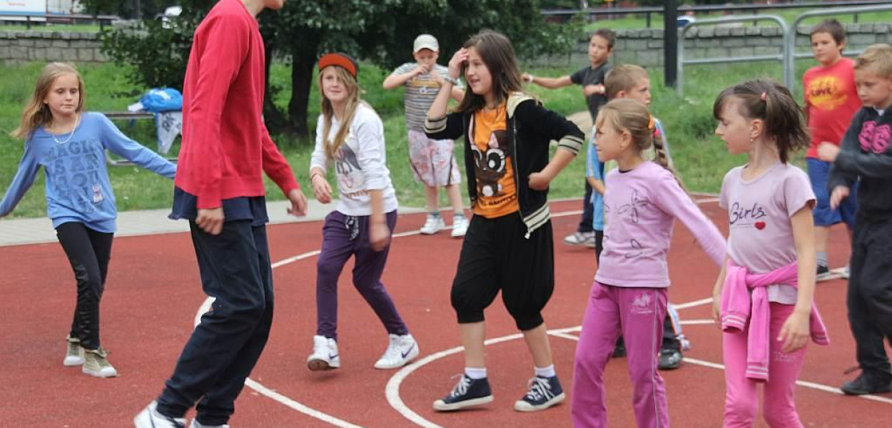 Dzieci z Zakaczawia tańczą breakdance