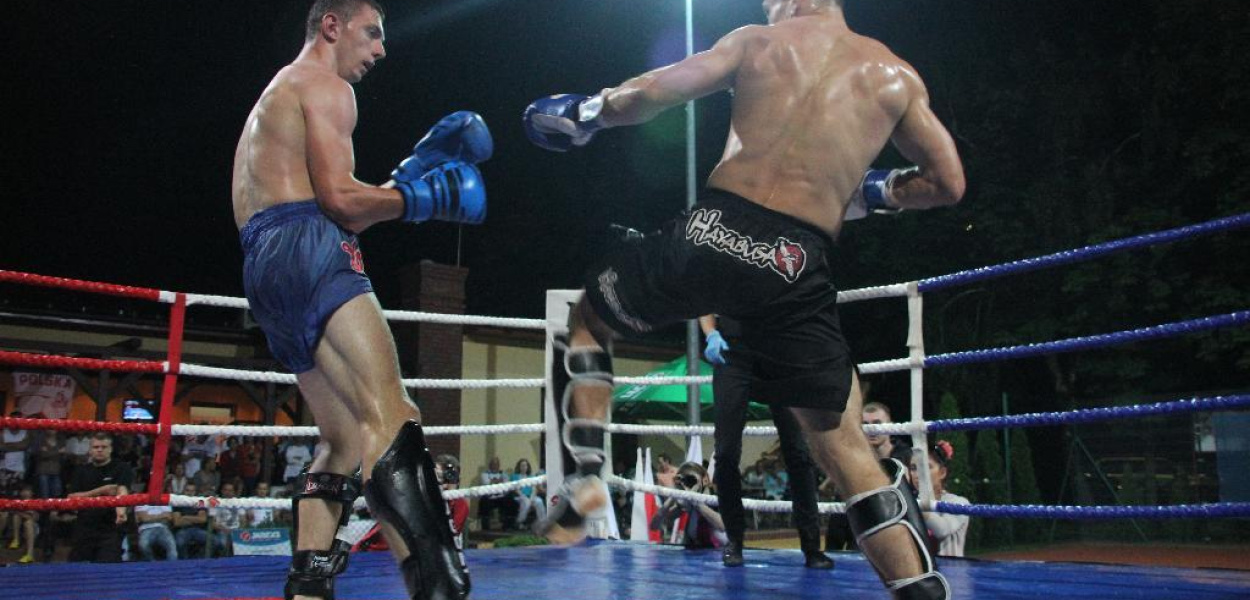 Mistrzowie kickboxingu na tenisowych kortach