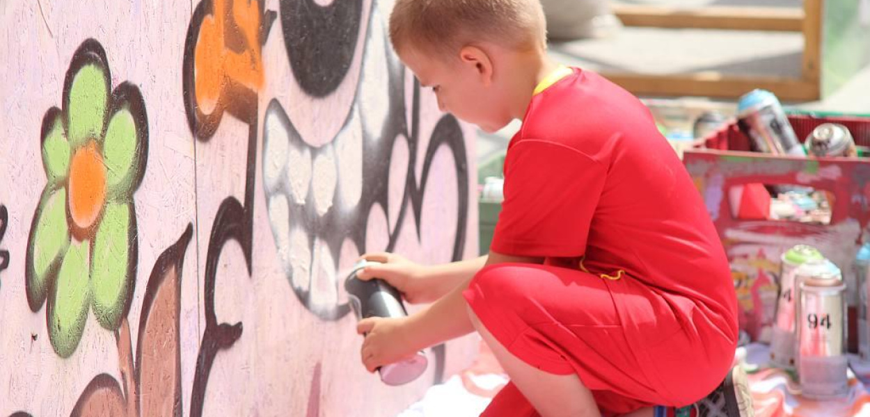 Dzieci malują bajkowe graffiti w legnickim Rynku 
