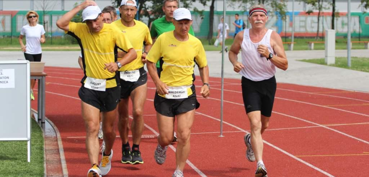 Maratończycy pobiegli w Legnicy. To nie koniec