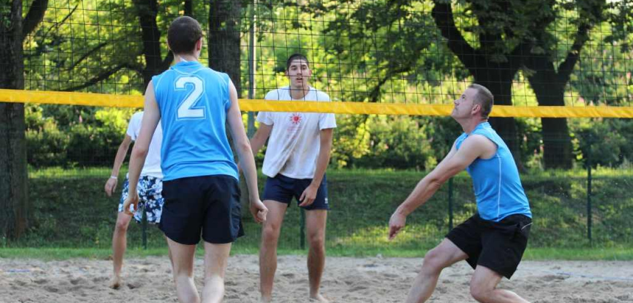 OSiR zorganizował turniej nocnej siatkówki plażowej