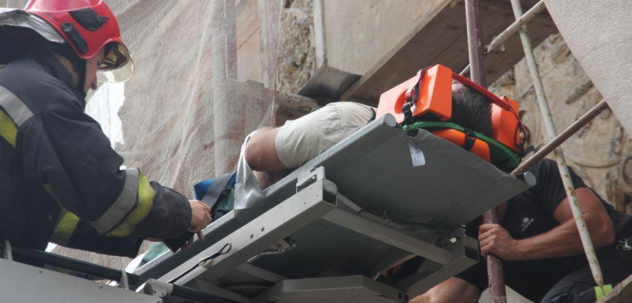 Mężczyzna spadł z rusztowania i trafił do szpitala 
