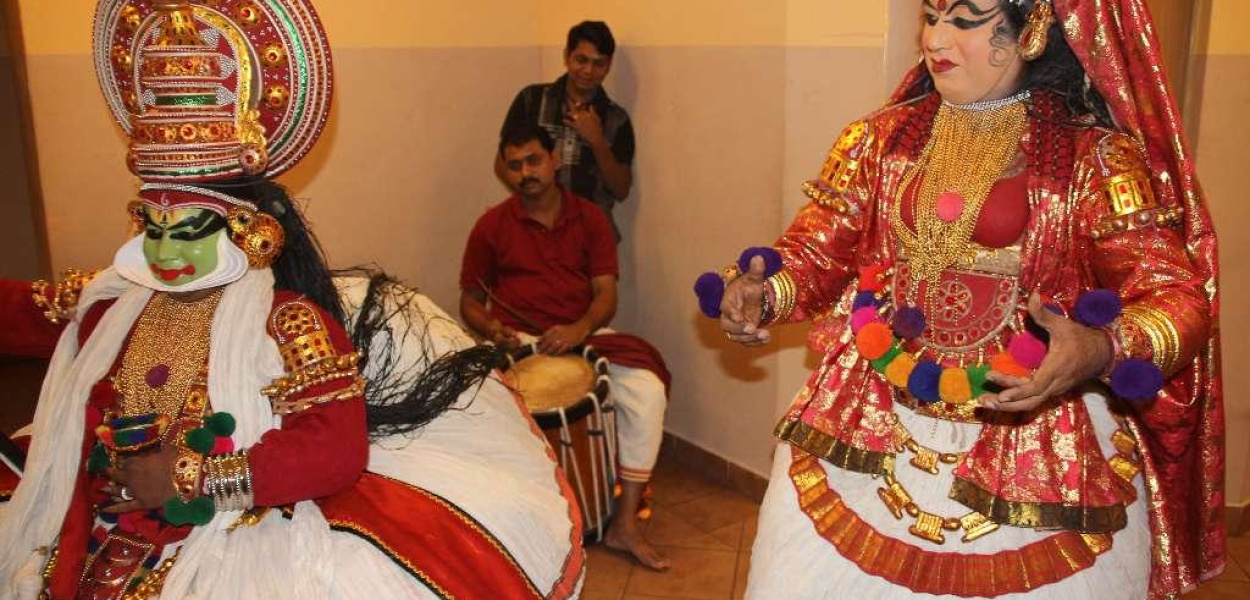 Kyczera tańczy, śpiewa i robi miny 