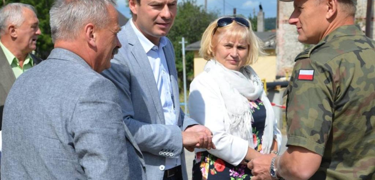 Europoseł Piotr Borys pomógł powodzianom 