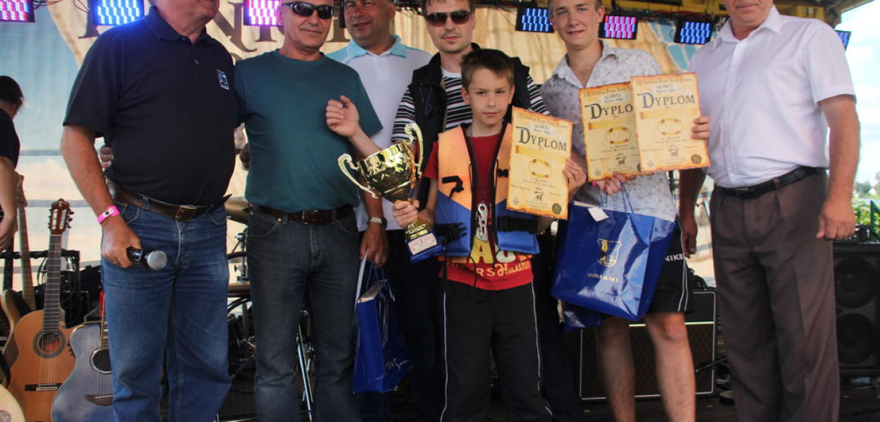 Wójt Kunic wręczył puchar najlepszym żeglarzom