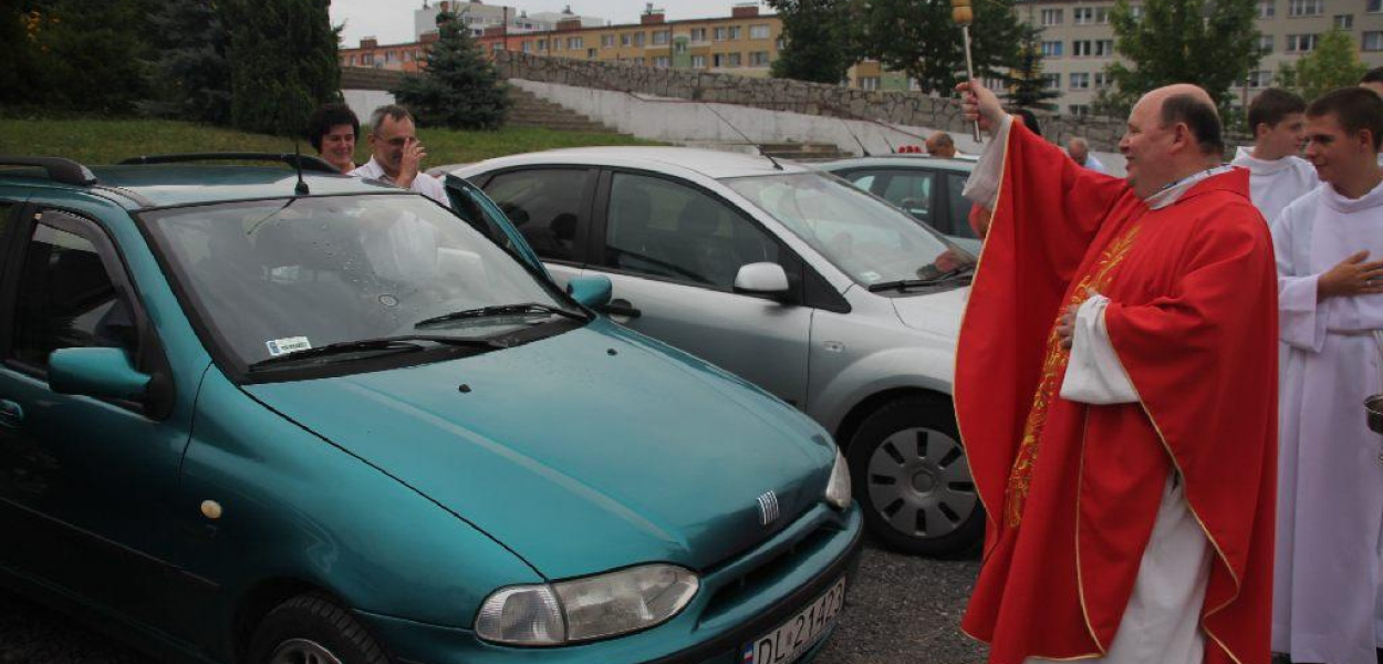 Auta skropione wodą święconą 