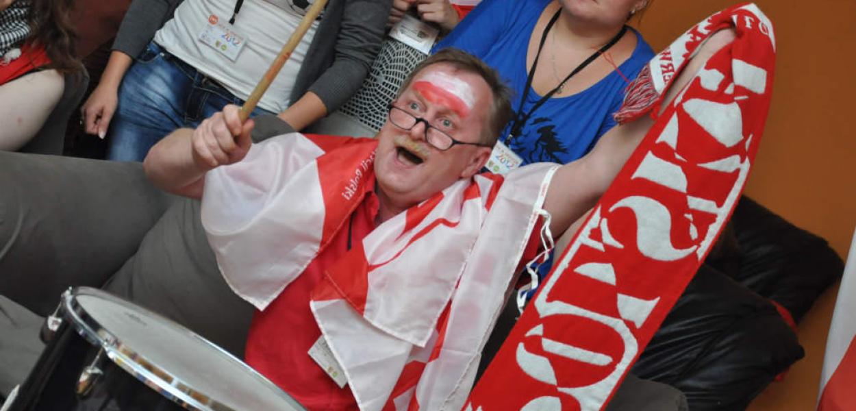 Polskim siatkarzom kibicowali nawet w teatrze