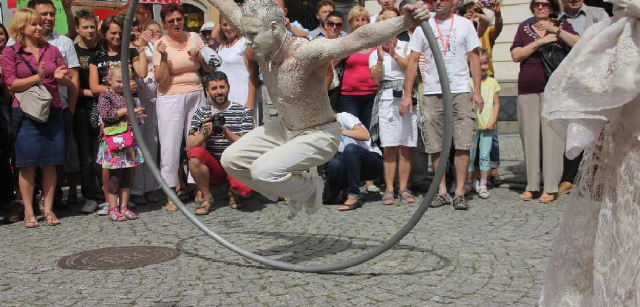 W Bolesławcu się bawią, w Legnicy wieje nudą