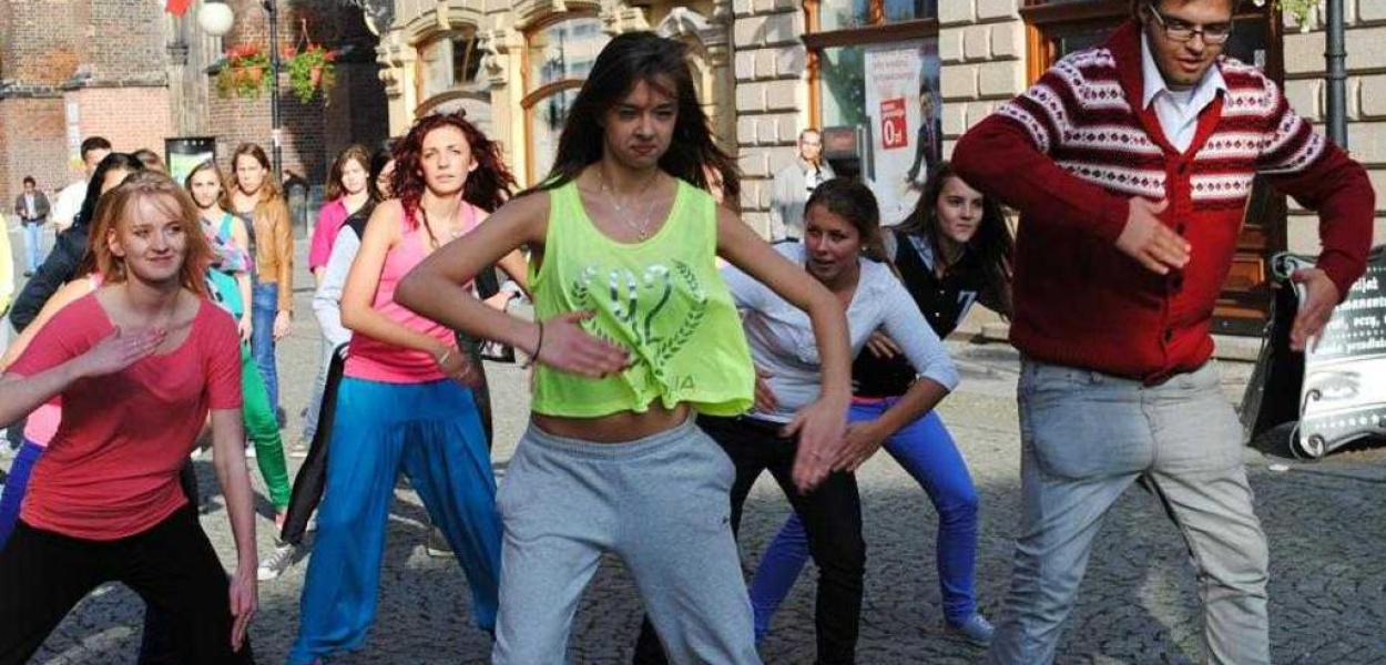 Uczniowski FLASH MOB przed Galerią Piastów