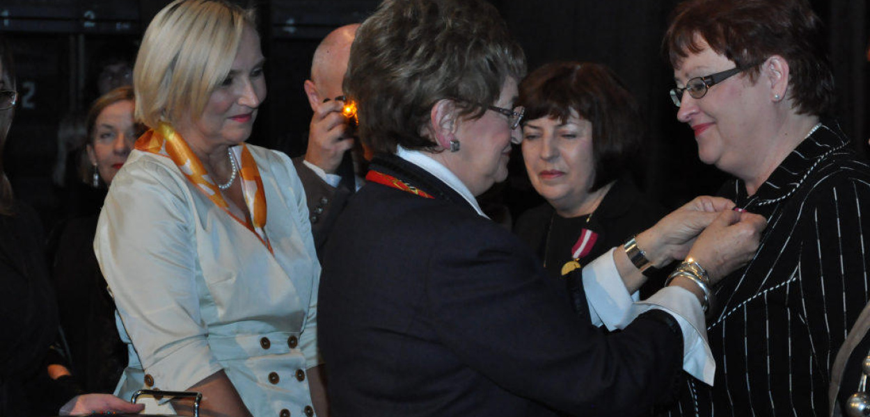 Krzyże, medale i dyplomy dla nauczycieli