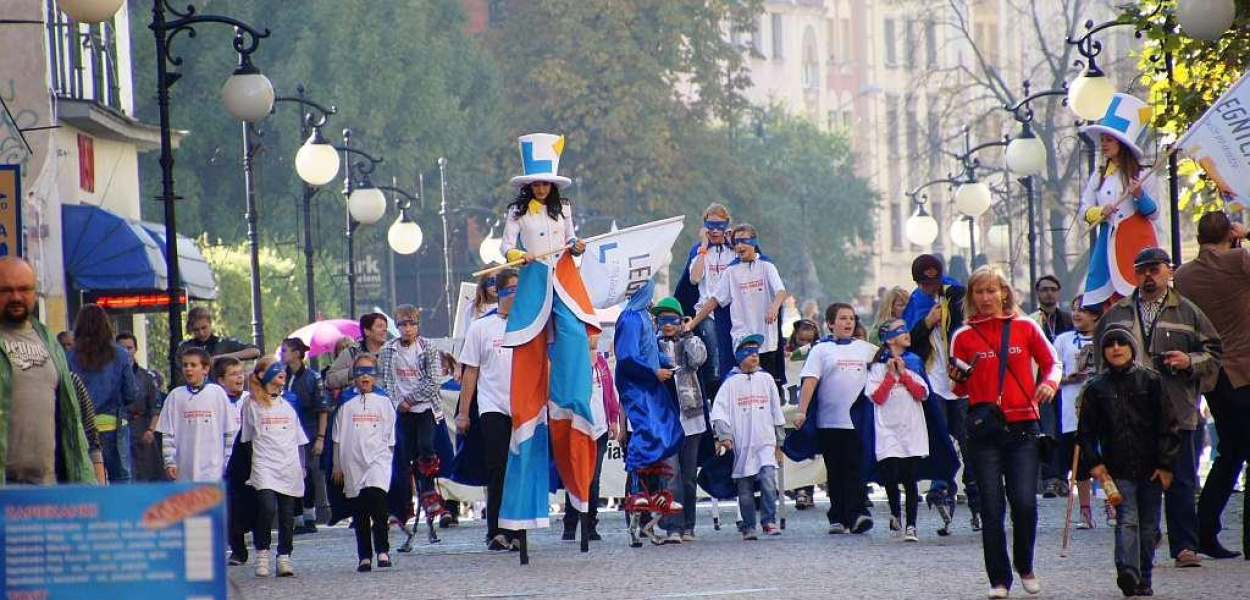 Barwną paradą wystartował w Rynku Flop Show 