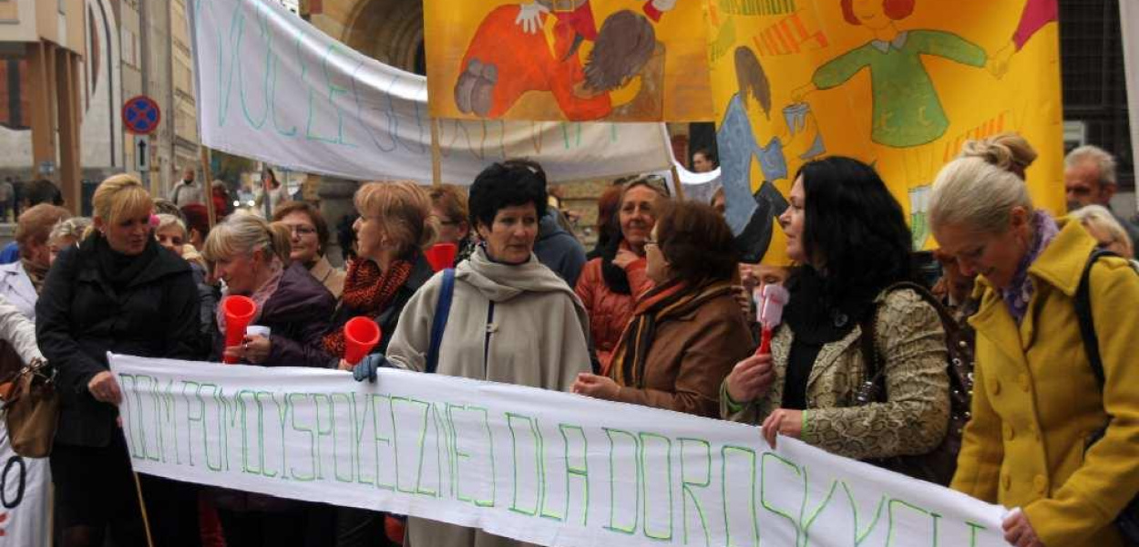 Załoga MOPS pod urzędem żądała 300 zł podwyżki