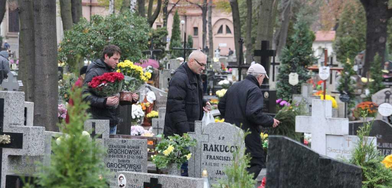 Legniczanie odwiedzają groby najbliższych
