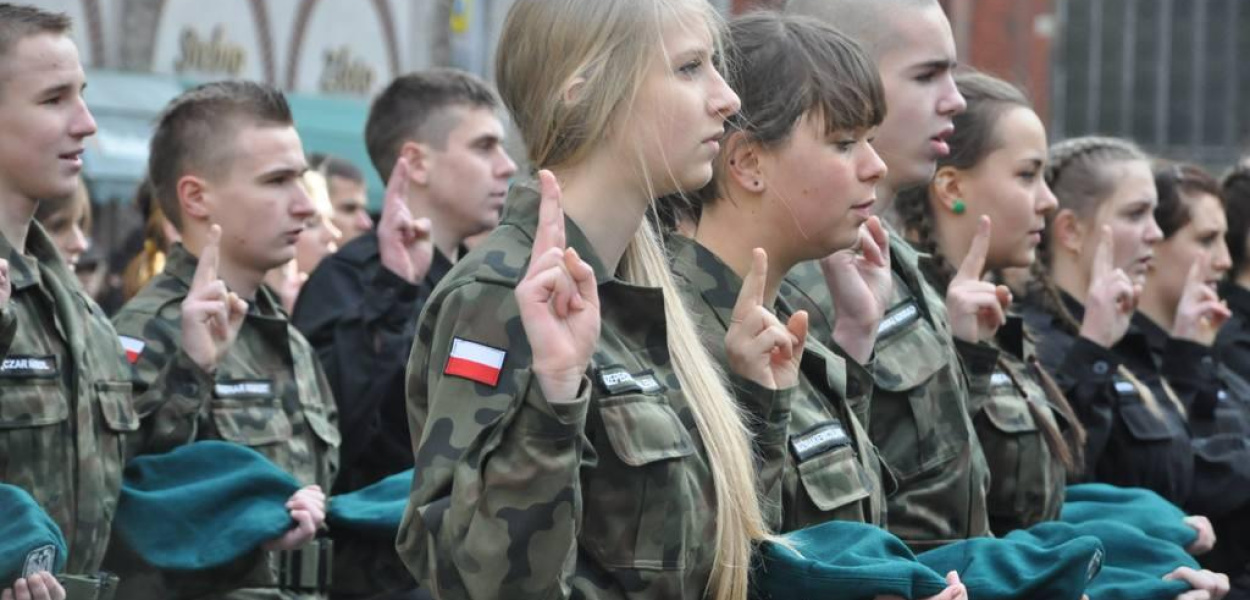 Uczniowie klas mundurowych ślubowali w Rynku